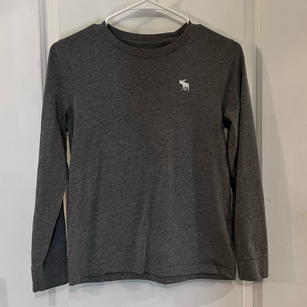 Boys Abercrombie essential icon long sleeve tee.